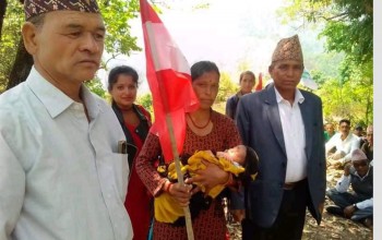 बैतडीकी सुमित्रा नवजात शिशु बोकेर चुनाव प्रचारमा 